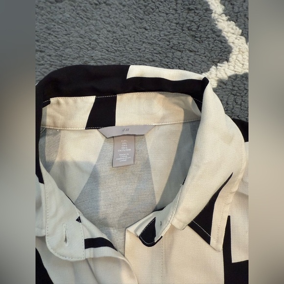 H&M Geometric Shape Button Up - Picture 8 of 8